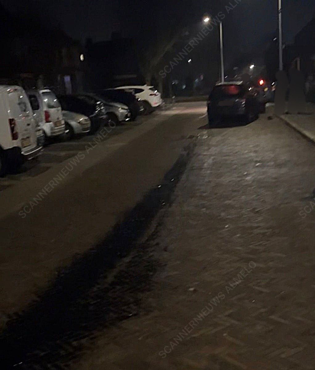 Automobilist te hard over verkeersdrempel in Almelo