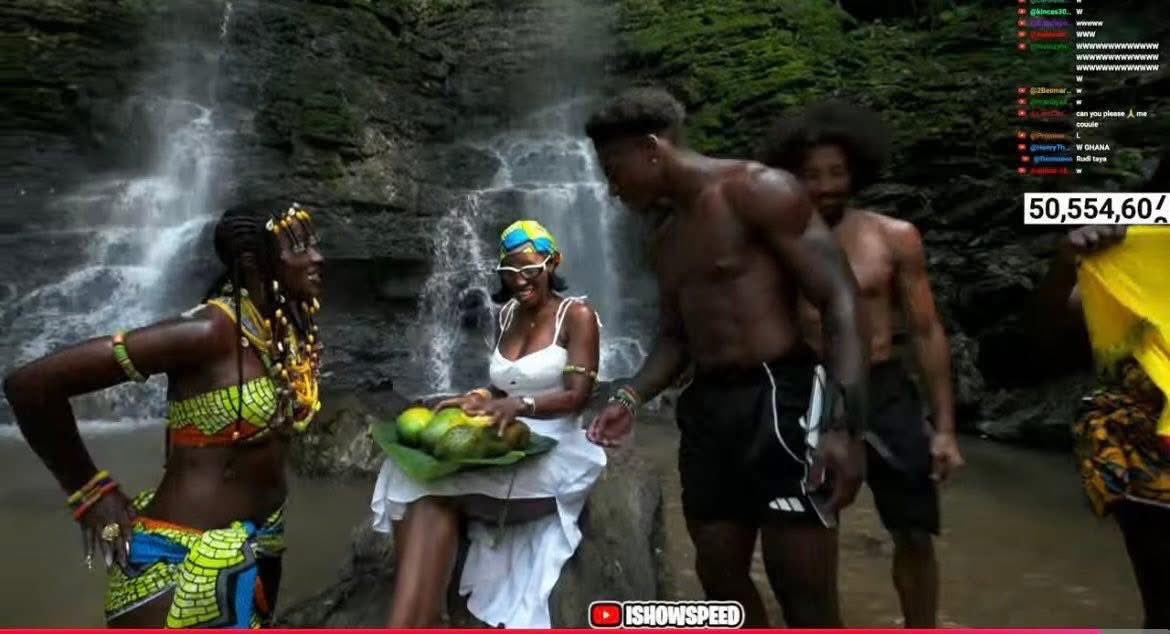 LucaVaran's tweet image. Speed a lancé son stream au Ghana d’une des façons les plus originales et inattendues qu’on ait vues ! 😍🇬🇭

Alors que tout le monde l’attendait sagement à Black Star Square pour un accueil classik en pleine ville, l’équipe a choisi de le faire démarrer en mode zen et…