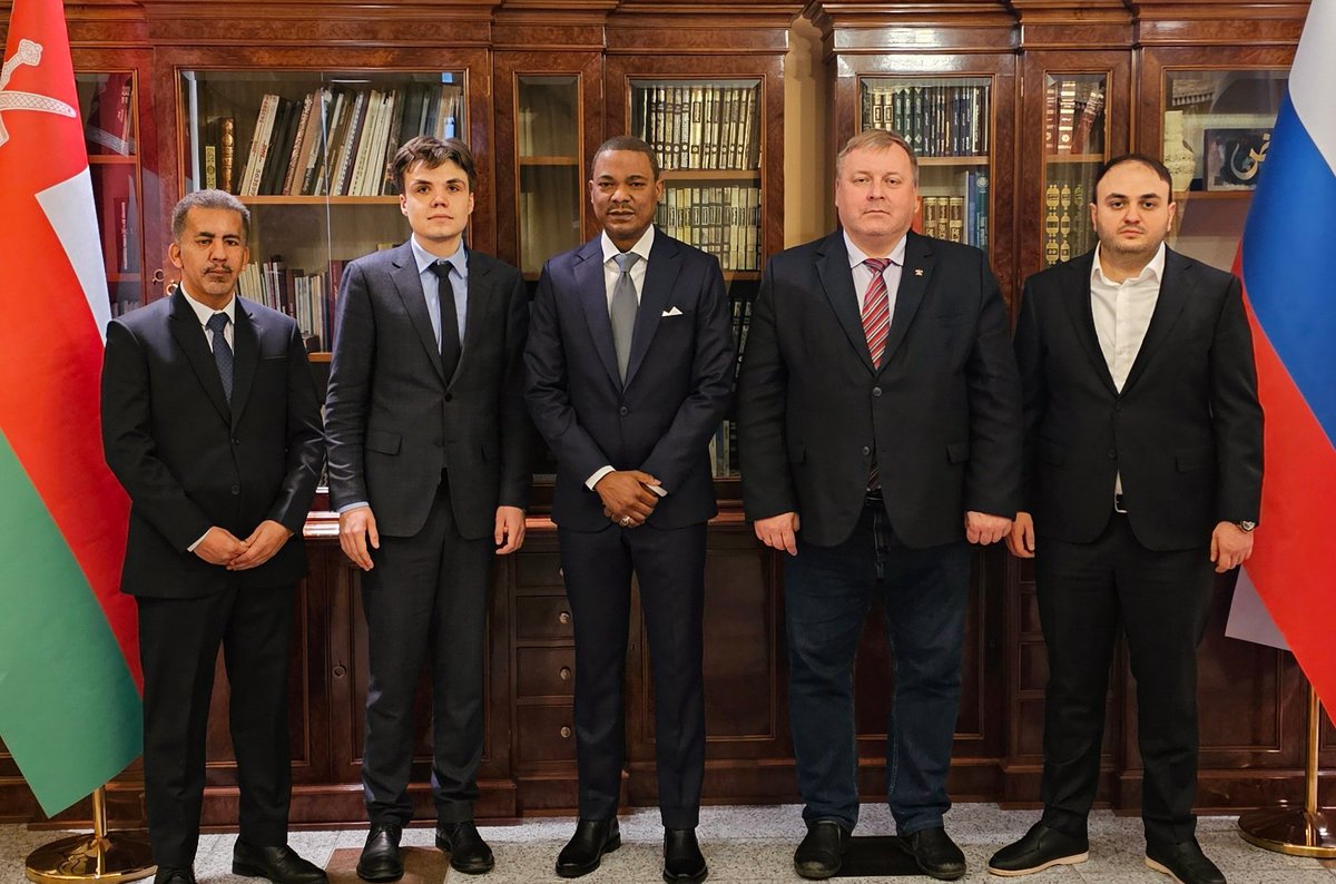 استقبل سعادة السفير حمود بن سالم آل تويه، سفير سلطنة عمان لدى روسيا، الرئيسَ التنفيذيَّ لرابطة صناعيي التعدين في روسيا الاتحادية ونائبه، وذلك في إطار توسيع التعاون الاقتصادي والاستثماري. كما حضر اللقاء نائبُ رئيس البعثة، المستشارُ محمد الحبسي.