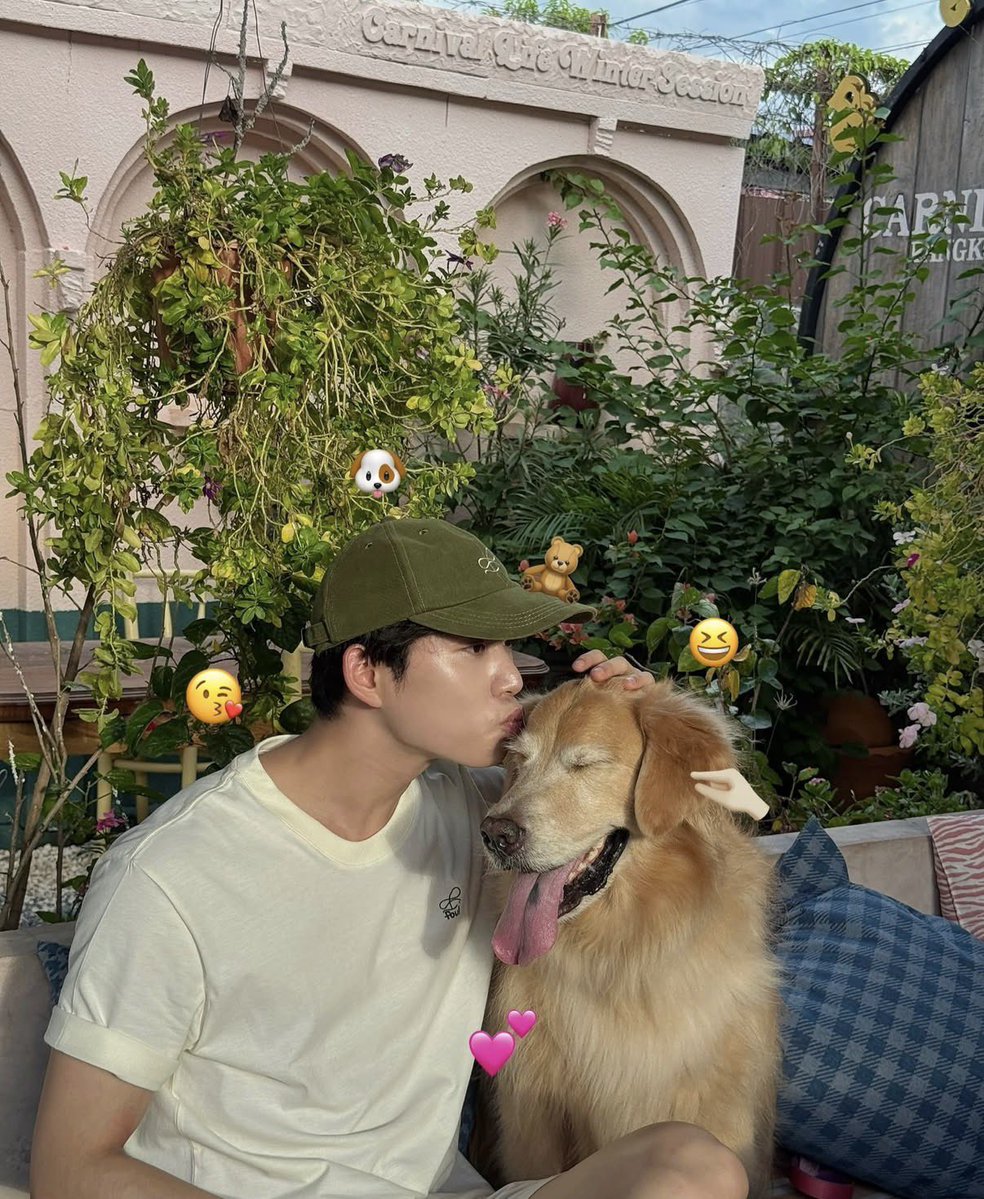 yanwnr's tweet image. แล้วเฮียเอสฮีรักน้องชายฮีมากกกกกก 🐷🤏🏻 ทำแบรนด์เสื้อผ้าก็มีคอลเลคชั่นของ pb โดยเฉพาะ ได้ดอกไม้ก็เอาไปอวดพีบี Merchandise ลูกชายเวสลีย์อันไหนพีบีใส่ได้ก็เอาไปใส่ให้ เอ็นดูเนอะ พีบีทนหน่อยน้าเดี๋ยวพี่เอสก็โตแล้ว 😆