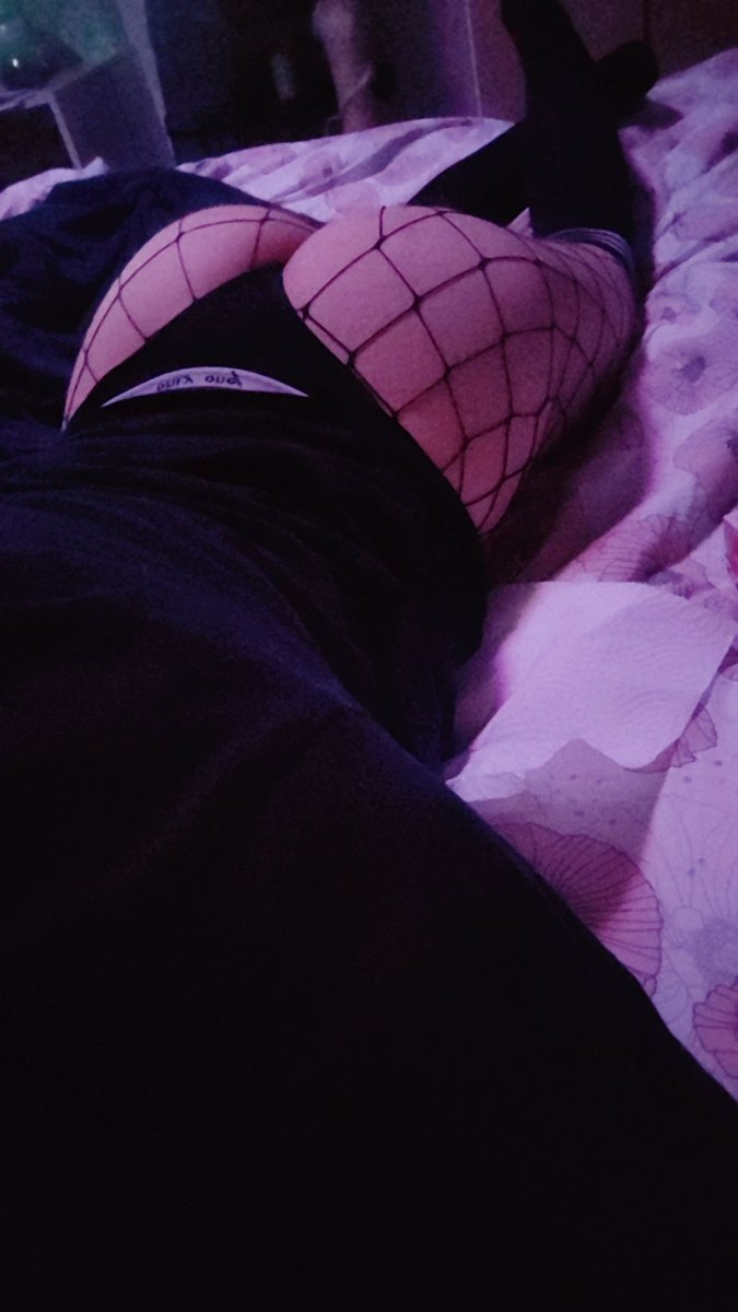 Tried on sum fishnets, they feel pretty fun 🔥🔥