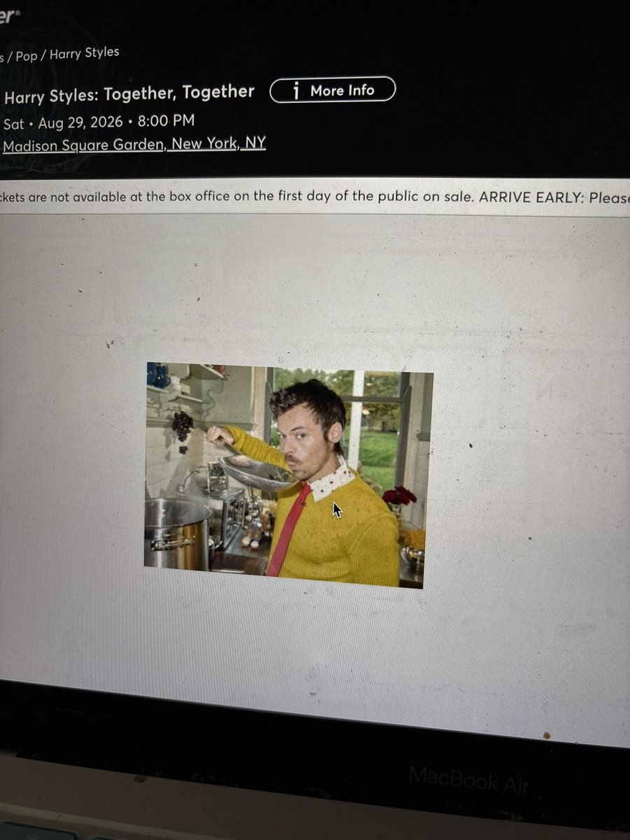 AESTRONOMIES's tweet image. I’m already pissed off and the map just changed to a picture of Harry