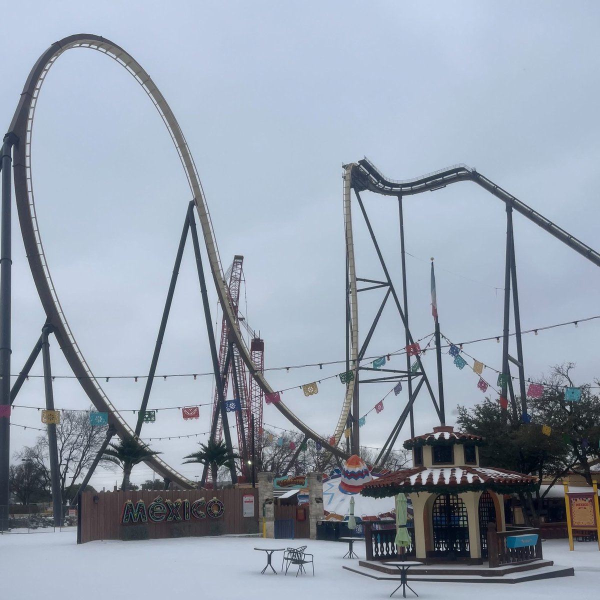 AmusementSource's tweet photo. Cold and ice and a menacing Tormenta Rampaging Run

📸 Six Flags Over Texas

#sfotsource #sixflagsovertexas #themepark #amusementsource #rollercoster https://t.co/LBUOODbXhy