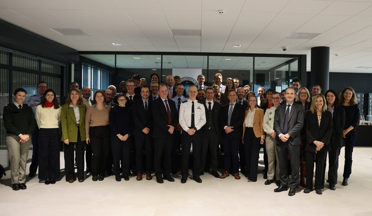 ComcyberFR's tweet image. #IHEDN | Le COMCYBER a reçu les auditeurs de la session souveraineté numérique et cybersécurité de l’ @IHEDN à Rennes pour leur expliquer les enjeux de la #cyberdéfense. Une journée d’échanges et de démonstrations.