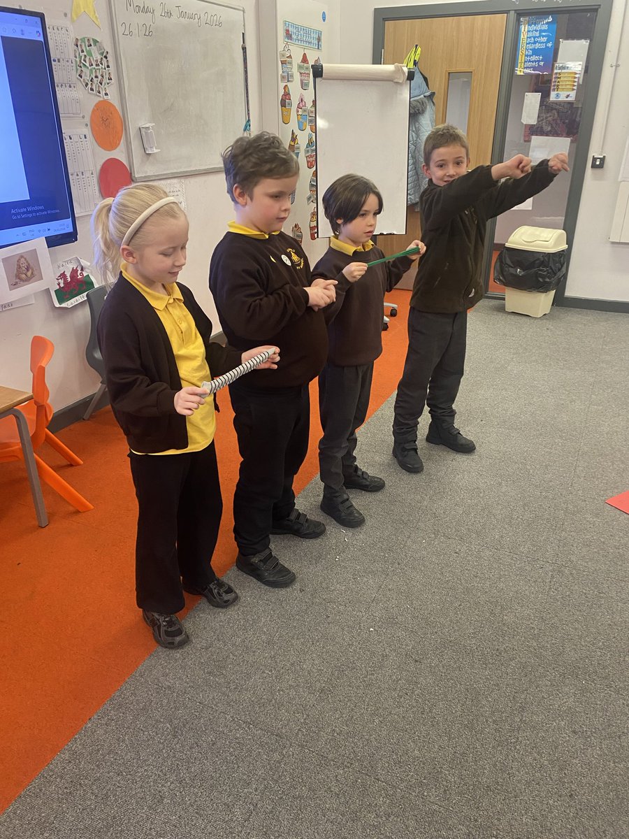 EastfieldPSHull's tweet image. #2MS tested which items were most stretchy in #epsscience today!