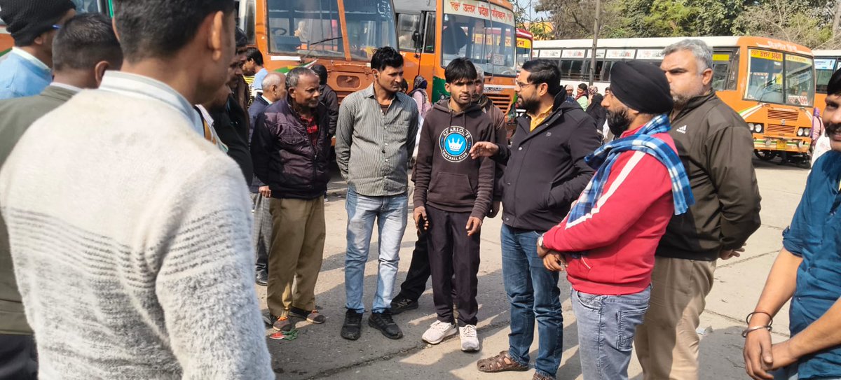 राष्ट्रीय सड़क सुरक्षा माह 2026 के अंतर्गत दिनांक 24.01.2026 को जनपद बिजनौर मे परिवहन निगम की बसों के चालकों एवं परिचालकों को सड़क सुरक्षा के विभिन्न पहलुओं से अवगत कराया गया।