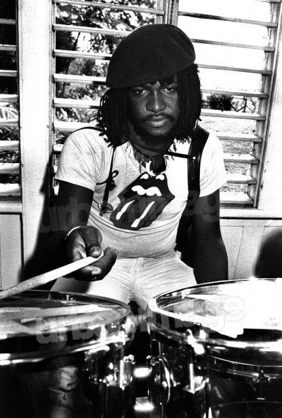 【News】
Sly &amp; Robbie（スライ&amp;ロビー）のメンバー、Sly Dunbar （スライ・ダンバー）が逝去
享年73歳

ジャマイカを代表する伝説的リズムセクション/プロデューサーとして知られ、世界的アーティストと数多くの名曲を残した
日本でも、三木道三、RYO the SKYWALKER、PUSHIMなどの作品に参加している