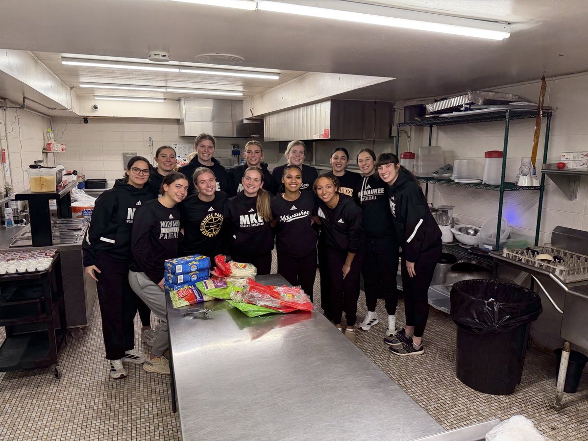 MKE_WBB's tweet photo. Off the court WIN! Our team brought, cooked, and served dinner at the Milwaukee Women’s Shelter for 30 adults and 30 children. 🍽️ Thanks to Community Advocates for helping run the shelter and giving organizations an opportunity to give back in such a meaningful way 💛
#ForTheMKE https://t.co/FqZyD0i5HG
