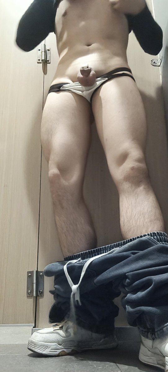 EghvHIer's tweet photo. 想不到把，你们心理想的高大的健身教练也是一只骚狗鸡吧还被锁锁上了 https://t.co/uRHrhMLl9a