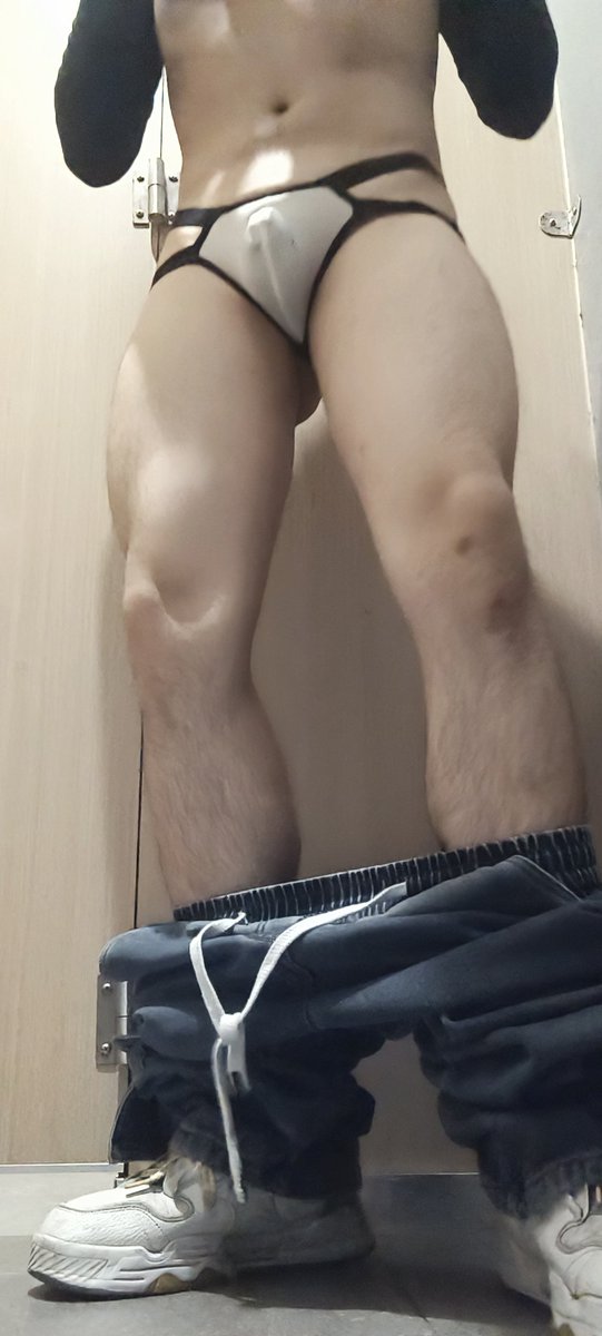EghvHIer's tweet photo. 想不到把，你们心理想的高大的健身教练也是一只骚狗鸡吧还被锁锁上了 https://t.co/uRHrhMLl9a