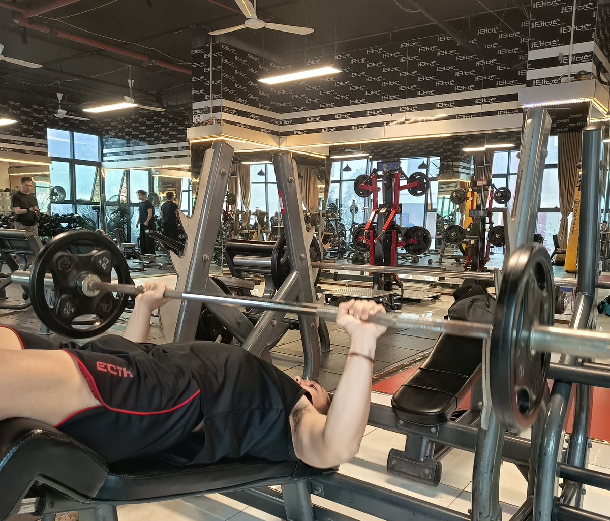 anhchobi2k's tweet photo. Đi tập tại bluegym mà thằng bạn cu cứ dựng đứng hết lên v #bluegym #hanoi #gym https://t.co/8PkXvpVlb6