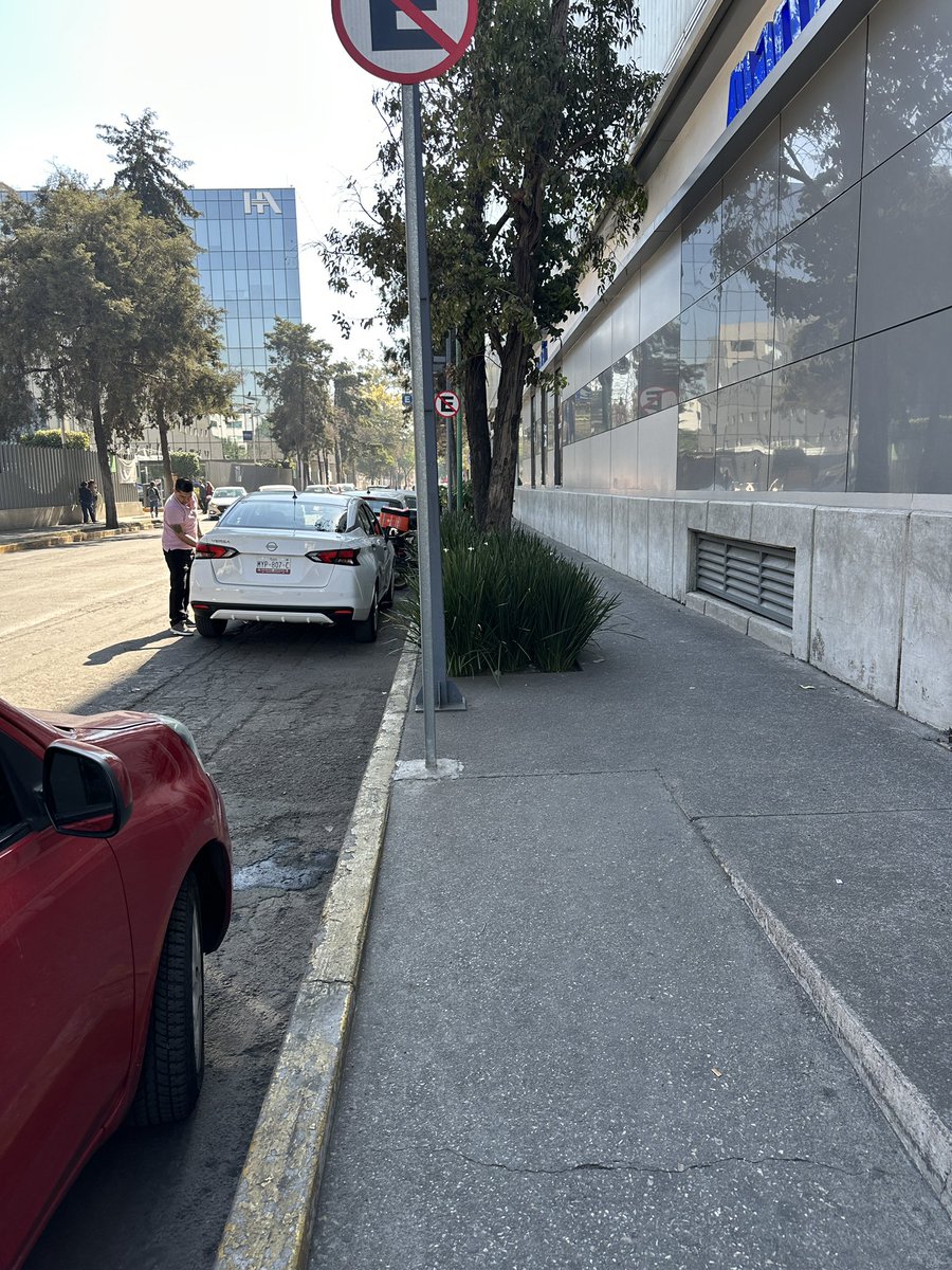 alfonsogodinez2's tweet photo. @UCS_GCDMX se solicita apoyo para retirar apuros en donde claramente hay letreros de no estacionarse sobre ricarte en la cera de la plaza aún lado de tiendas marti frente al hospital Ángeles Lindavista donde siguen apartando lugares con conos  Gustavo a Madero colonia Lindavista https://t.co/8kFGCH7Qfo