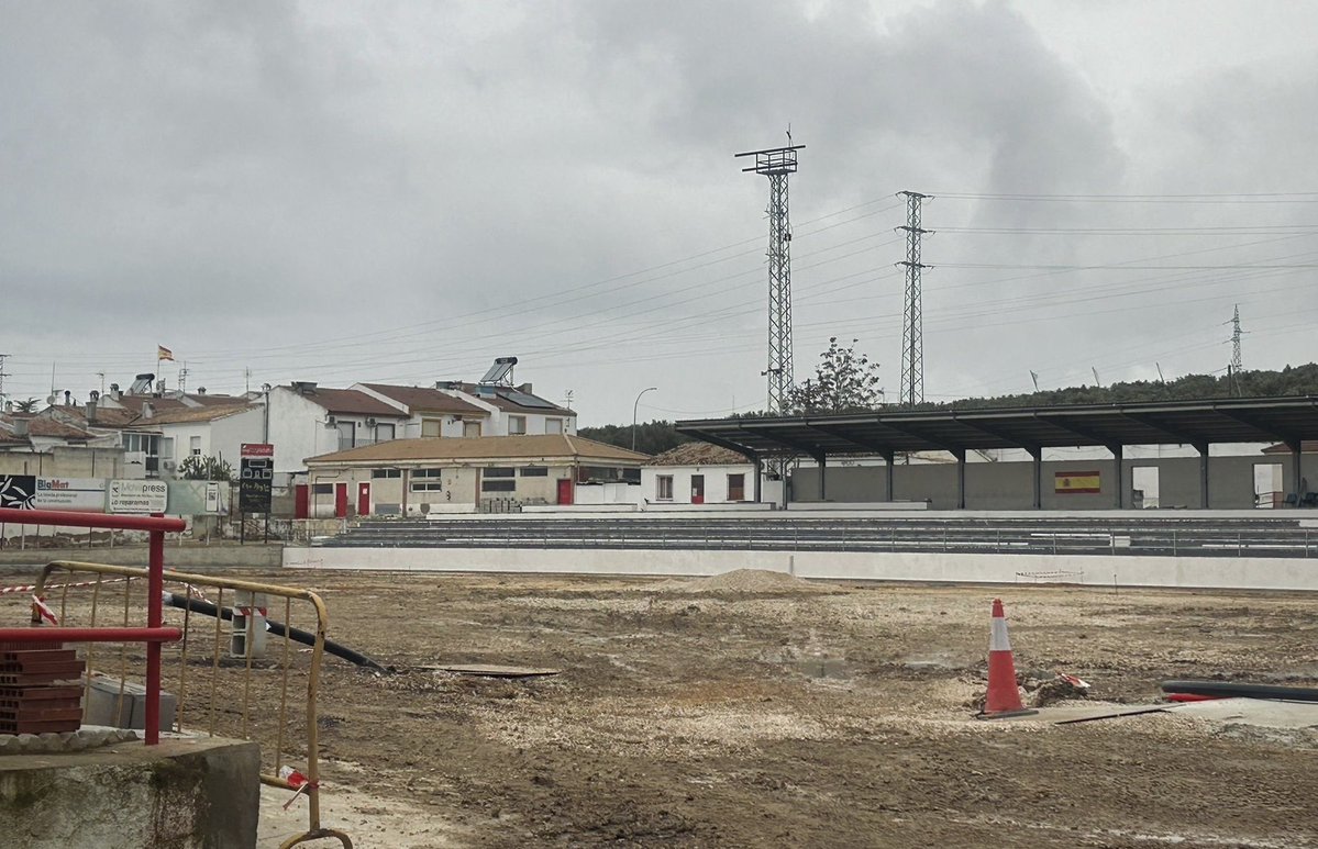 josenimo8's tweet image. Han pasado más de ocho meses desde que el Martos CD jugó por última vez en el Estadio Ciudad de Martos (por cierto, un nombre muy de Pro Evolution Soccer 4).

🧶⬇️