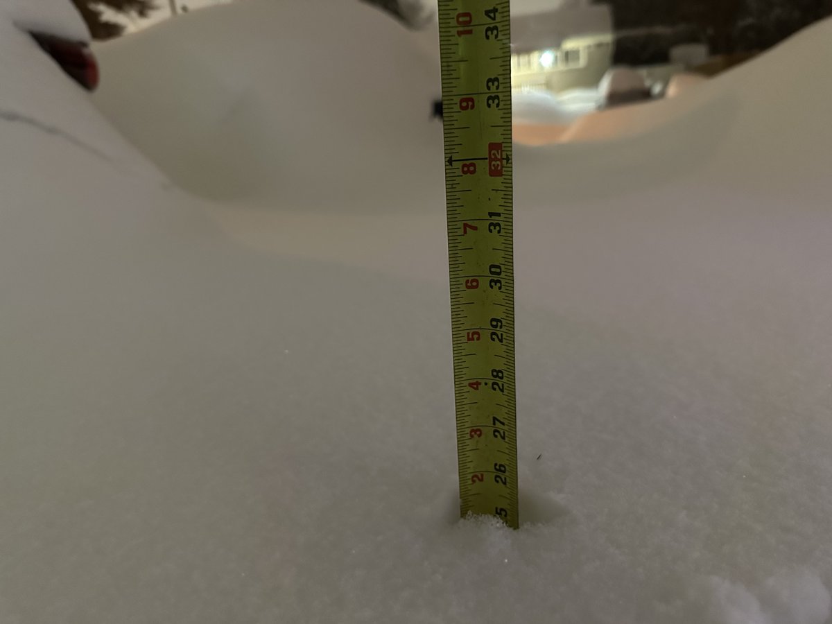klb_86's tweet photo. @stormwx1 I measured 26 inches (66cm) last night at 9pm in southwest Scarborough. Snow drifts were well over 90cm #OnWx #OnStorm #Toronto https://t.co/laErGwbvP0