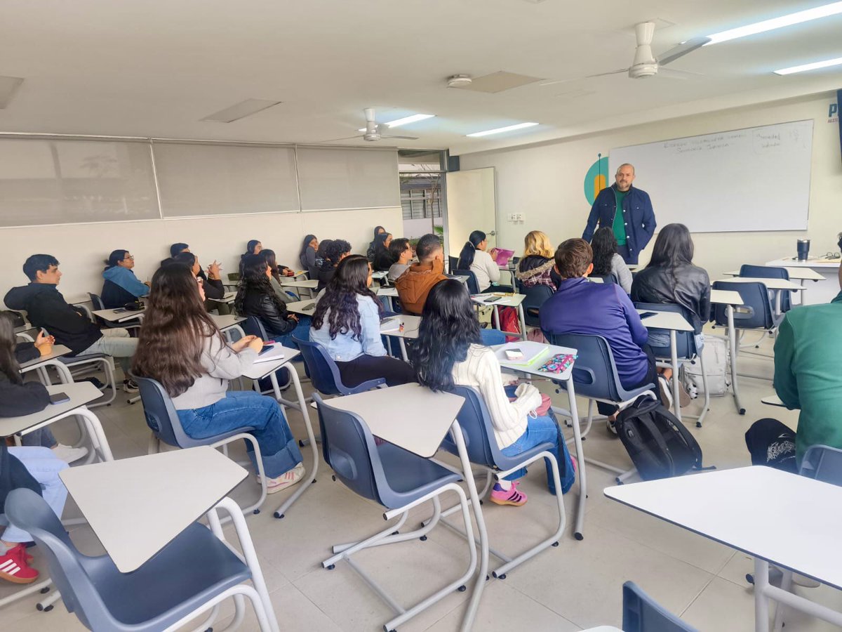 rvillanueval's tweet photo. ¡Regresar al @Cutonala_udg me hace feliz! Es volver a ese lugar donde uno aprende más de lo que enseña. 📚

En 2016 tuve el privilegio de ser rector de este centro universitario y esta comunidad a la que quiero tanto. Hoy regreso a una de mis facetas favoritas: dar clase.

Volver al aula, al diálogo con las y los estudiantes, a las preguntas incómodas y a las risas inesperadas, me llena el corazón.

Prometo no dejar mucha tarea este semestre… bueno, eso todavía lo estamos negociando. 😉🫶🏼
¡Bienvenid@s queridos estudiantes de primer semestre!