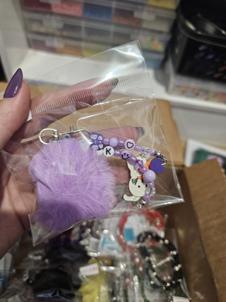 jungquerotti's tweet photo. oie gente, antigamente eu tinha uma lojinha onde eu vendia algumas coisas personalizadas dos meninos, hoje não consigo dar tanta atenção por conta do trabalho e faculdade, mas tenho umas coisas que sobraram da última feira que eu fiz, se alguém tiver interesse nelas, aqui uns + https://t.co/DQ7tV64ZZ6