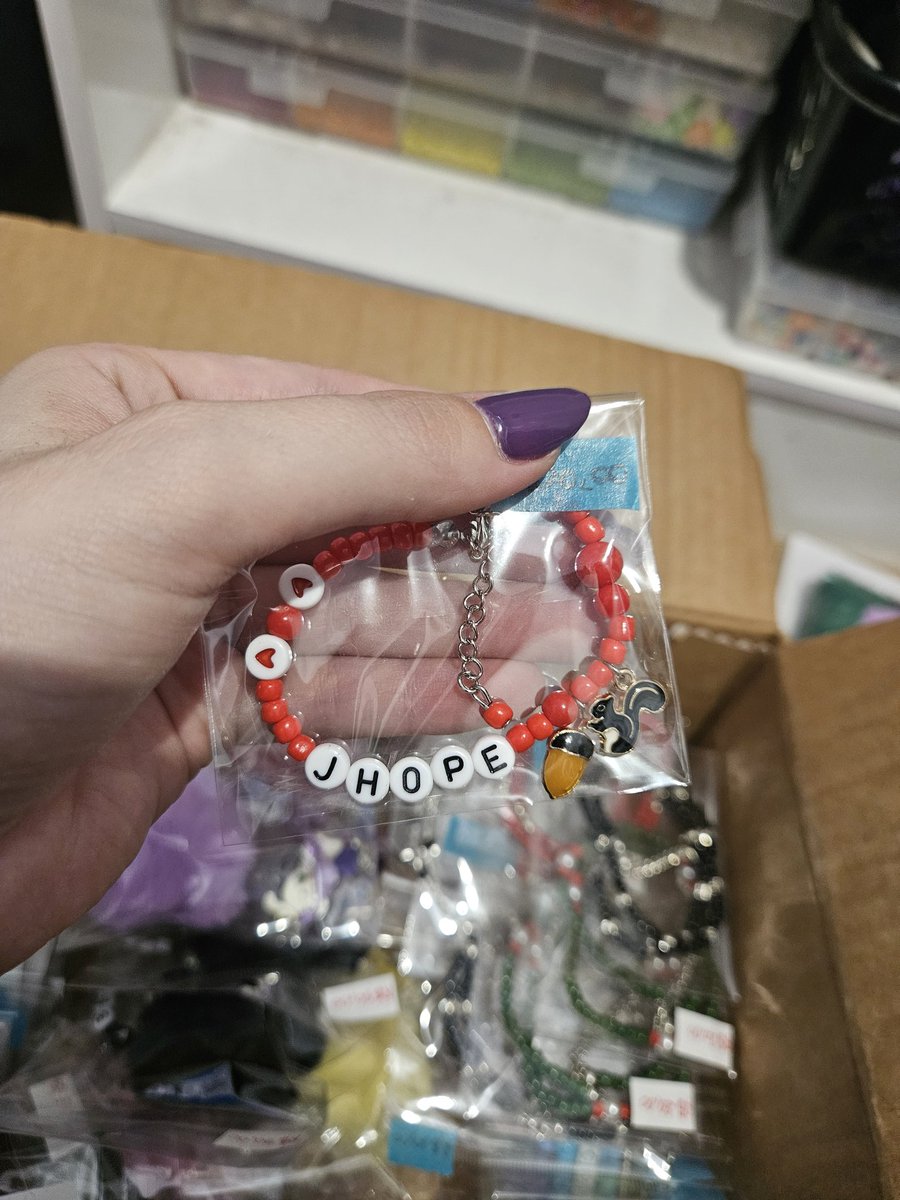 jungquerotti's tweet photo. oie gente, antigamente eu tinha uma lojinha onde eu vendia algumas coisas personalizadas dos meninos, hoje não consigo dar tanta atenção por conta do trabalho e faculdade, mas tenho umas coisas que sobraram da última feira que eu fiz, se alguém tiver interesse nelas, aqui uns + https://t.co/DQ7tV64ZZ6
