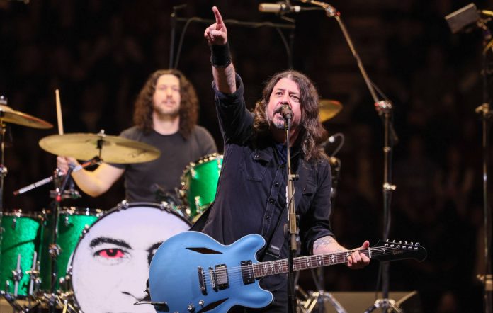 Dave Grohl reveals Foo Fighters wrapped up their new album
bh-review.com/detail/5341/Da…