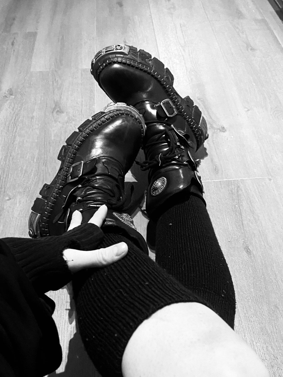 DevilishDonnaXO's tweet photo. Stel je voor hoeveel pijn ik je kan doen met deze schoenen. 💀
IK DAAG JE UIT LOSER

Ik ben ook niet bang om mijn schoenen vies te maken voor de echte vieze sletjes hier. 

Godin Donna

#cbt #findom #godin #geldslaaf #dominatrix #gothdominatrix #humanatm https://t.co/lLOBhnyeTH