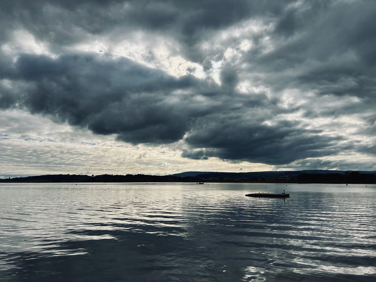 LorraineInglisD's tweet image. Under a dark &amp;amp; brooding sky 🩶🌊☁️

#photography #Devon #winter #clouds #10minutesfromhome #reflections #nature #ThePhotoHour