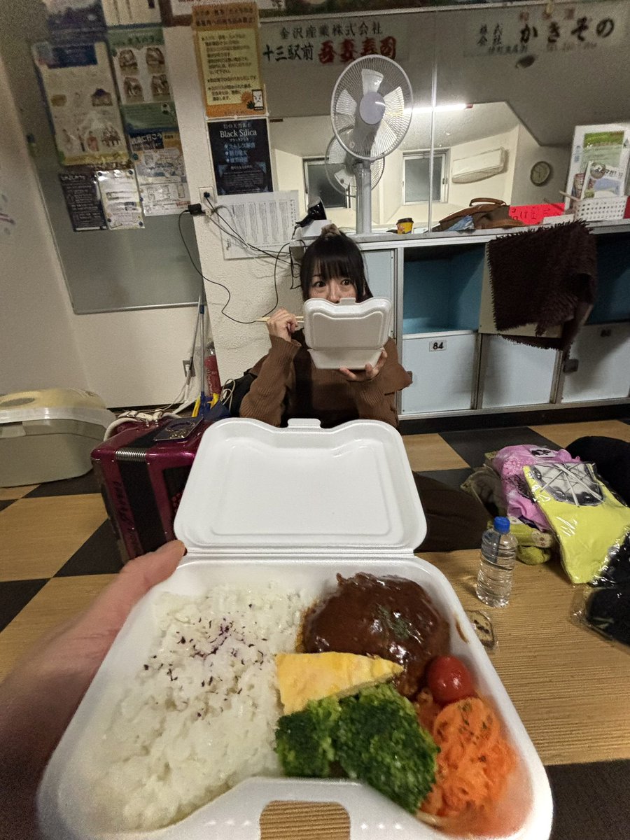 tomarutomoharu's tweet photo. アコましておめでタンバリンvol.4
@大阪十三・宝湯
超満席御礼！
ご来場のみなさまありがとうございました💪🏿💪🏾🥦
今日のメンバーは、、
かとうかなこ アコーディオン女王
都丸智栄         筋肉アコーディオン
大石竜輔         ガチタンバリン
田島隆　　　タンバリン博士

個性爆発で底抜けに明るくてサイコーなメンバー。
楽屋ステージ問わずずっと笑ってた。
来年も必ずやりたいす！

tontoncafeさんのお弁当とお菓子もおいしかったー！いつも大感謝です！😊

宝湯さん、毎年ありがとうございます！