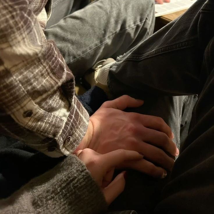 bangttulips's tweet image. #byler &amp;amp; #henderhop au : operação cupido 

Onde Jane e Mike estão em um relacionamento que parecem mais amigos, até Jane achar cartas de amor para Will no porão de Mike, com seus novos sentimentos por Dustin, a garota arma um plano para ela e Mike conquistarem seus amados.