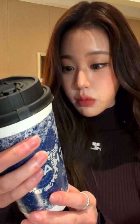 AboutMusicYT's tweet photo. The demand for Chagee in South Korea has reportedly exploded following Wonyoung's recent live, where she tried the drink. https://t.co/4N6leNwPME