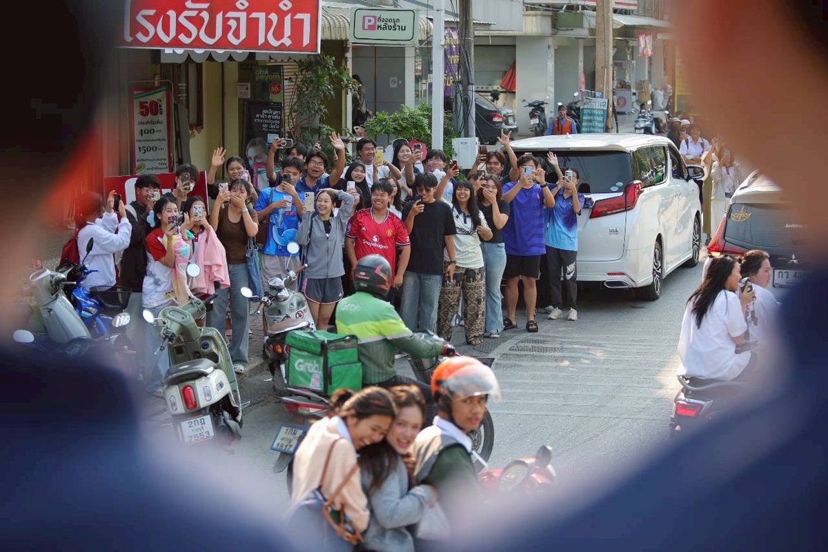 Thanathorn_FWP's tweet image. วันนี้ไปนครปฐม อบอุ่นคึกคักอย่างมาก ขอบคุณทุกท่านจากใจที่ยังเชื่อมั่นในพวกเรา ตั้งแต่อนาคตใหม่ ก้าวไกล มาถึงพรรคประชาชน ชาวนครปฐมมีแต่จะให้ความไว้วางใจเราหนักแน่นขึ้น มั่นคงยิ่งขึ้น ว่าเราจะเป็นผู้นำพาการเปลี่ยนแปลงมาให้ได้

ความไว้วางใจที่ทุกท่านวางไว้บนบ่าเรา…