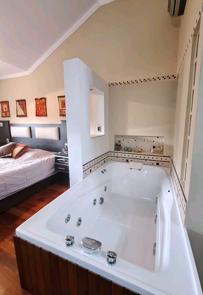 elcucharangobam's tweet image. En Ramos están vendiendo una casa que tiene el hidromasaje al lado de la cama. Esto viene pintado para su debate de chetos no chetos y cocineros playeros.