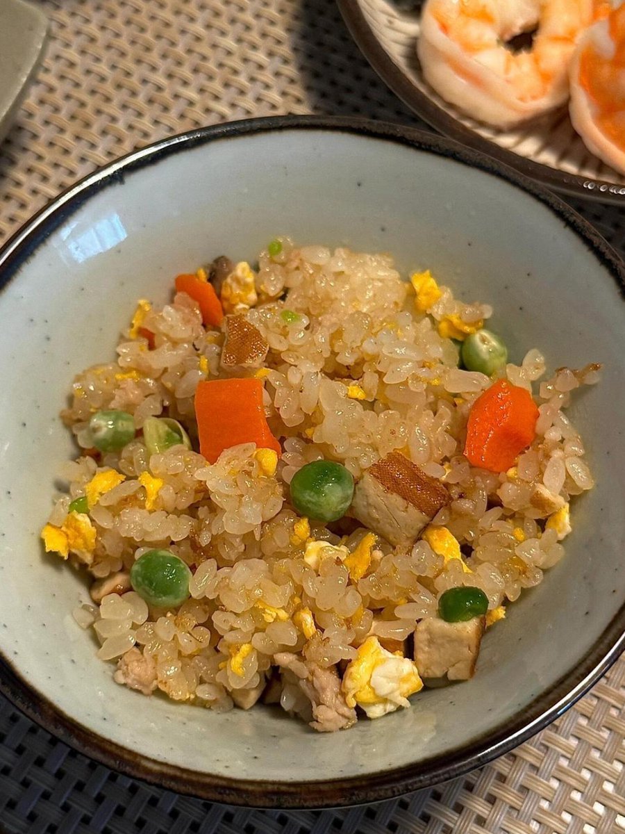 bali_cb's tweet photo. 咬下溏心蛋的瞬间，蛋黄温柔漫过米饭——今日份治愈是早八人也能拥有的小幸福 https://t.co/4or2OijcUk