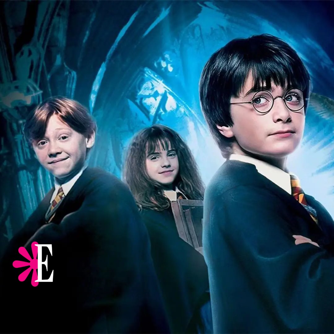 Estampas's tweet image. #Estampas | En 2026, Harry Potter y la piedra filosofal cumple 25 años. Parece que fue ayer cuando entramos en Hogwarts por primera vez con Harry, Ron y Hermione. Hollywood ya prepara eventos globales para celebrarlo. ¿Listos para el regreso de la magia? #Entretenimiento