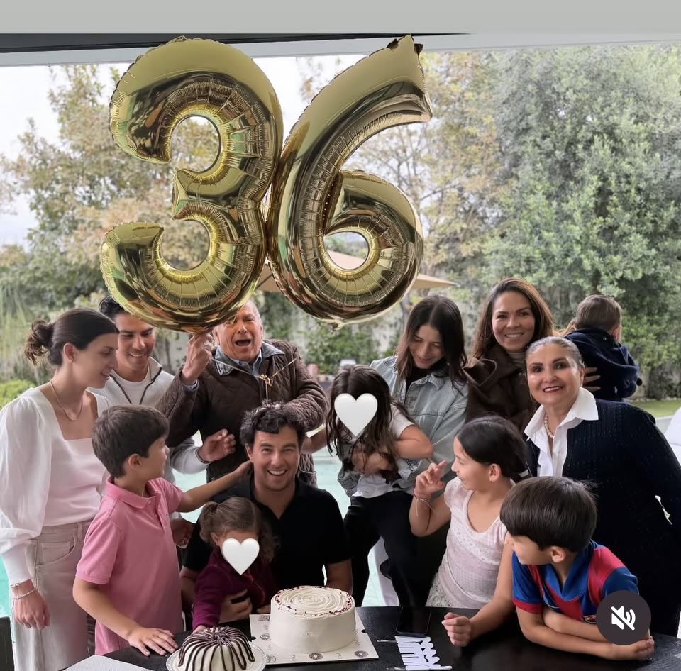 Le amarraron a Checo el globo en la cabeza??? 😭😭😭😭😭