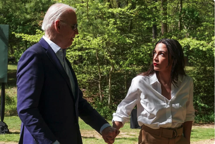 ForIncremental's tweet image. Nothing makes us feel more OPTIMISTIC than politicians like @AOC using their political goodwill to funnel people back into a party that objectively doesn't meet their needs and serves the corporate state! And then blaming them for "defeatism"! Nothing cynical about that!🫡