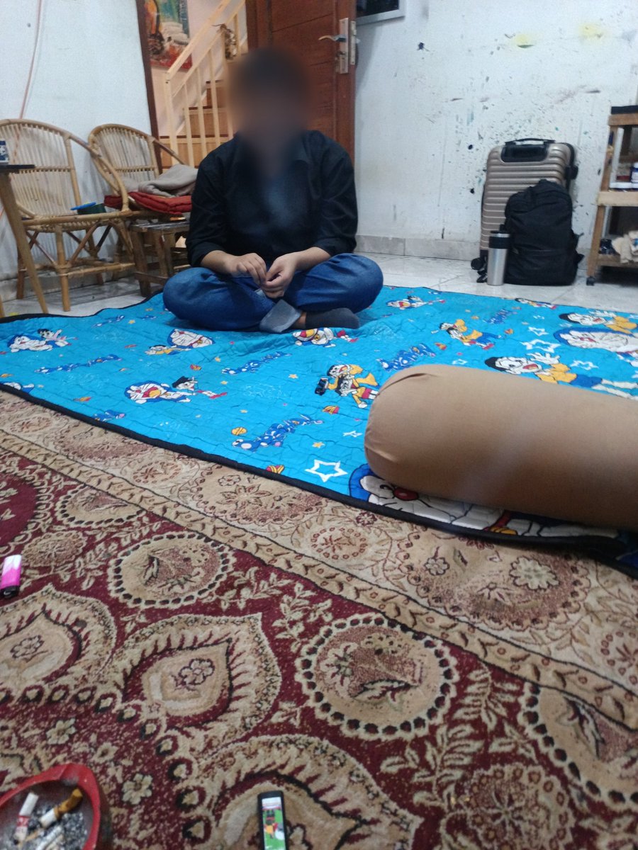 Malam tadi datang seseorang (yg ternyata mahasiswa yg beberapa hari lalu sempat menghubungi saya) menaiki ojek online ke rumah dan meminta tolong ojeknya dibayarkan. Lalu dengan perlahan dia meminta izin ke saya untuk sementara tinggal di rumah. Komunikasi kami terputus karena