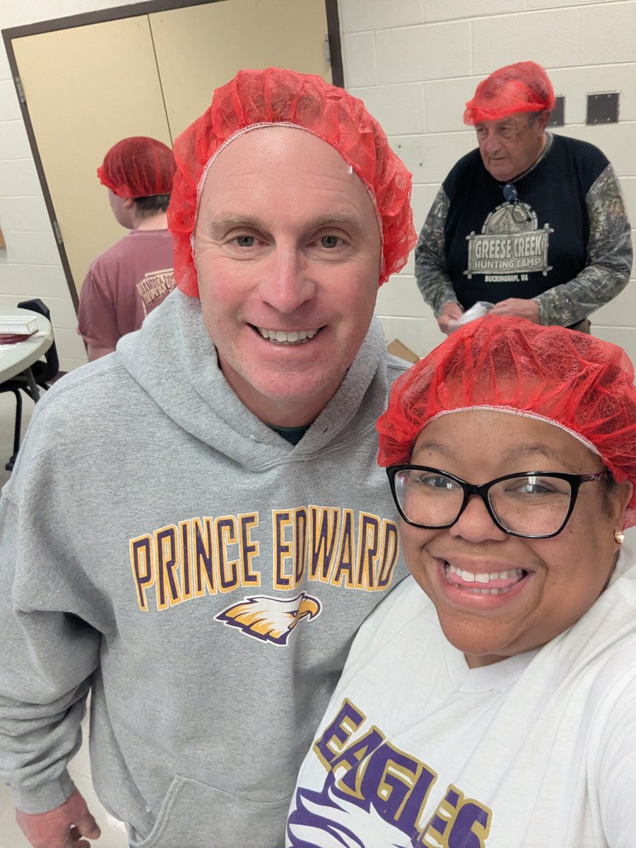 PrinceEdwardSch's tweet photo. Students, staff, and members of the community helped pack over 10,000 meals for the Rise Against Hunger event last Saturday! Learn more at: https://t.co/AAzFm8bopz
#EaglesServe https://t.co/EWyM0TvPYP