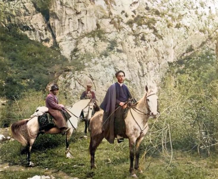 السيد محمد الطبطبائي في احد جبال شمال ايران