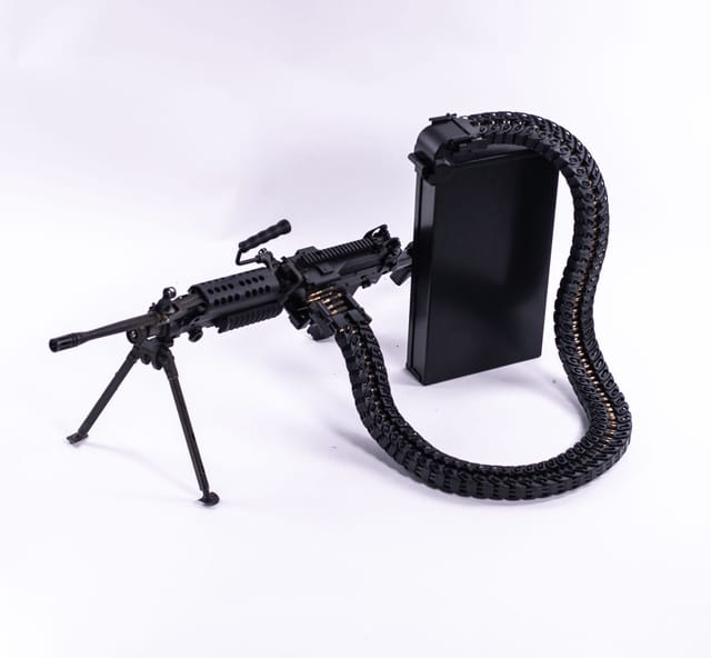 PopularFront_'s tweet image. 🇲🇽 #Mexico: CJNG sicarios seen equipped with backpack-fed ammunition systems capable of carrying around 1,000 rounds.

The weapons appear to be FN M249 light machine guns with 16-inch and 18.5-inch barrels, configured for fully automatic fire.

(📸 via @agentcondurito)