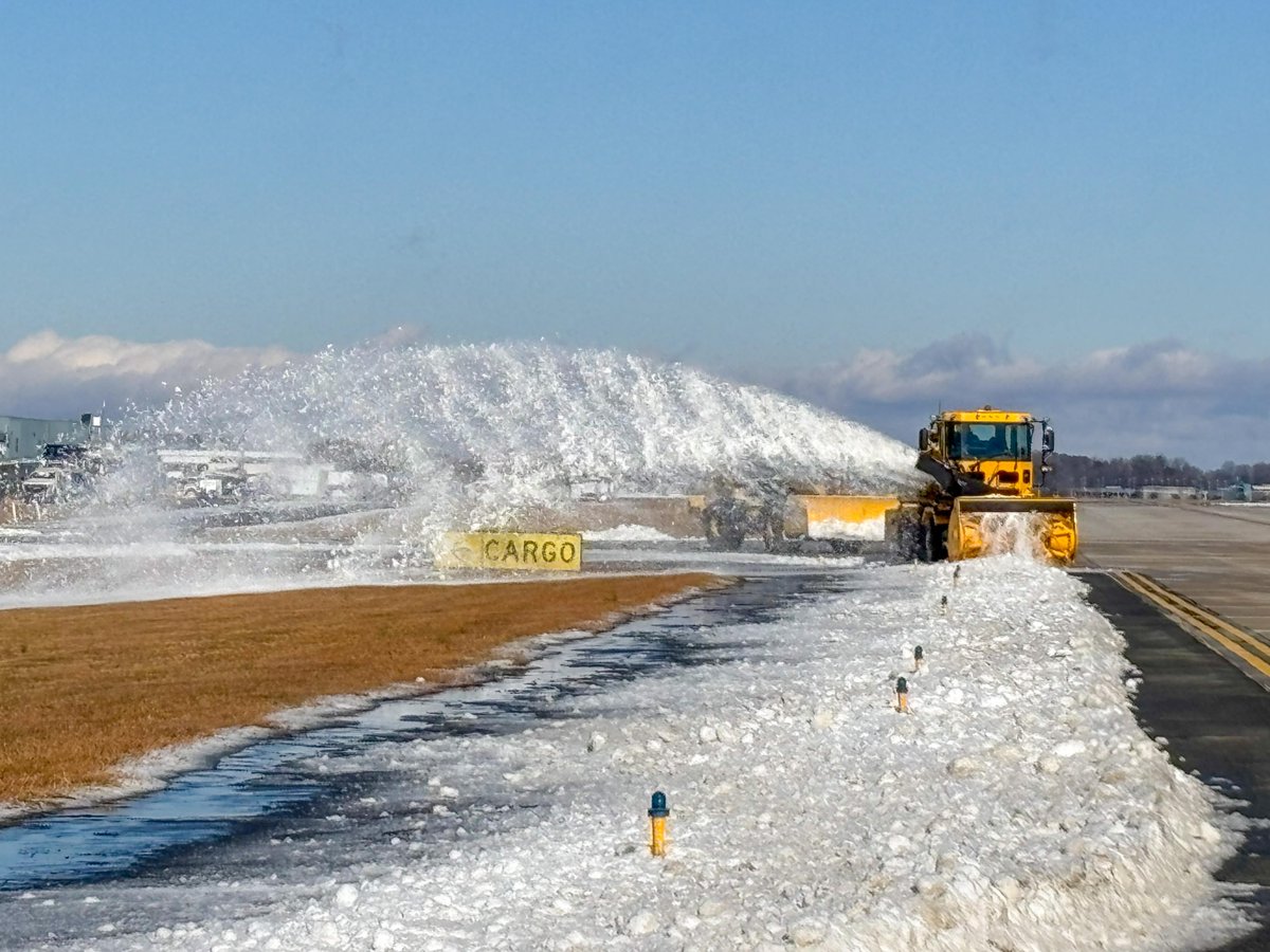 CLT Airport tweet media