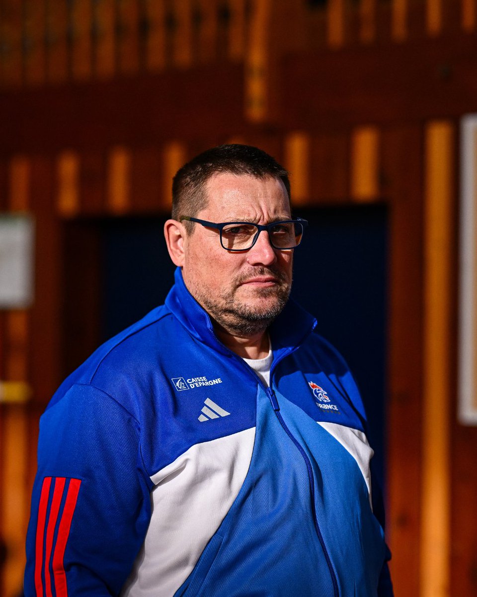 Le kinésithérapeute Jean-Christophe Mabire honore ce lundi son 700e match au sein du staff des BLEUS !
Un chiffre exceptionnel réalisé depuis le France-Yougoslavie organisé à Marseille le 27 septembre 1995 👏
#BleuetFier