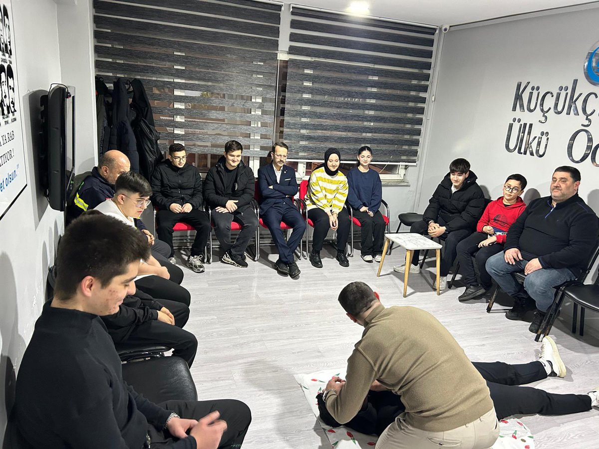 Küçükçekmece Ülkü Ocakları olarak, Yusuf Akçura Ortaöğretim yarıyıl gelişim Seminer Programı kapsamında''İlk Yardım Farkındalık'' konulu seminer gerçekleştirildi.

Var Olsun Ülkü Ocakları 🇹🇷
<a href="/ayyildirim1/">Ahmet Yiğit Yıldırım</a>