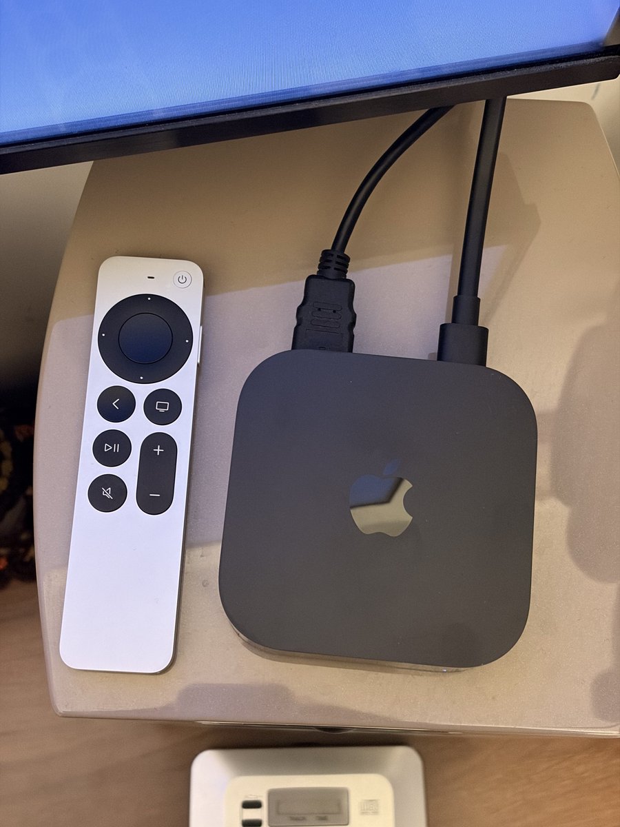 原来的google盒子不知为何连不上网了 干脆直接换了apple tv ，不得不说也好用太多了吧！从视觉到生态都提升巨大…… 后悔没有早点买