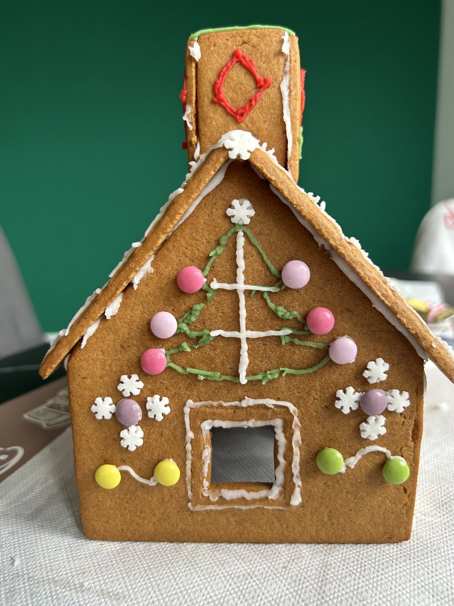 timelessflo's tweet image. Meglio tardi che mai 🏠❤️

#gingerbreadhouse #gingerbread