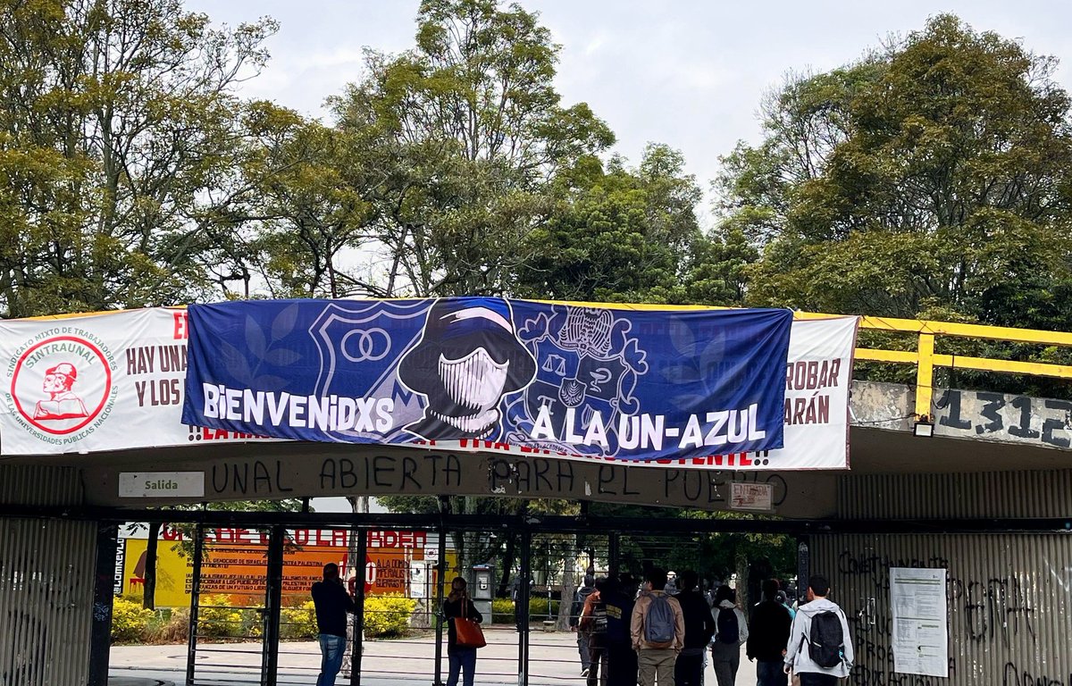CaraDeBola__'s tweet photo. Los hinchas de Millonarios dándole la bienvenida a los admitidos de la Universidad Nacional durante ésta semana de inducción 🥺

Aguante Millonarios, la universidad pública y la @UN_AZUL_ 💙 https://t.co/pQIXMhBXL4