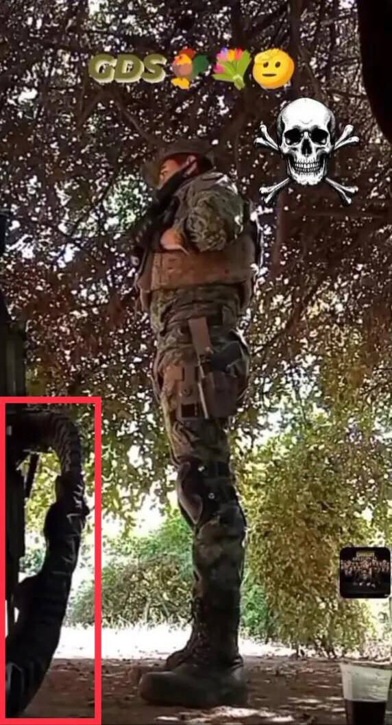 PopularFront_'s tweet image. 🇲🇽 #Mexico: CJNG sicarios seen equipped with backpack-fed ammunition systems capable of carrying around 1,000 rounds.

The weapons appear to be FN M249 light machine guns with 16-inch and 18.5-inch barrels, configured for fully automatic fire.

(📸 via @agentcondurito)