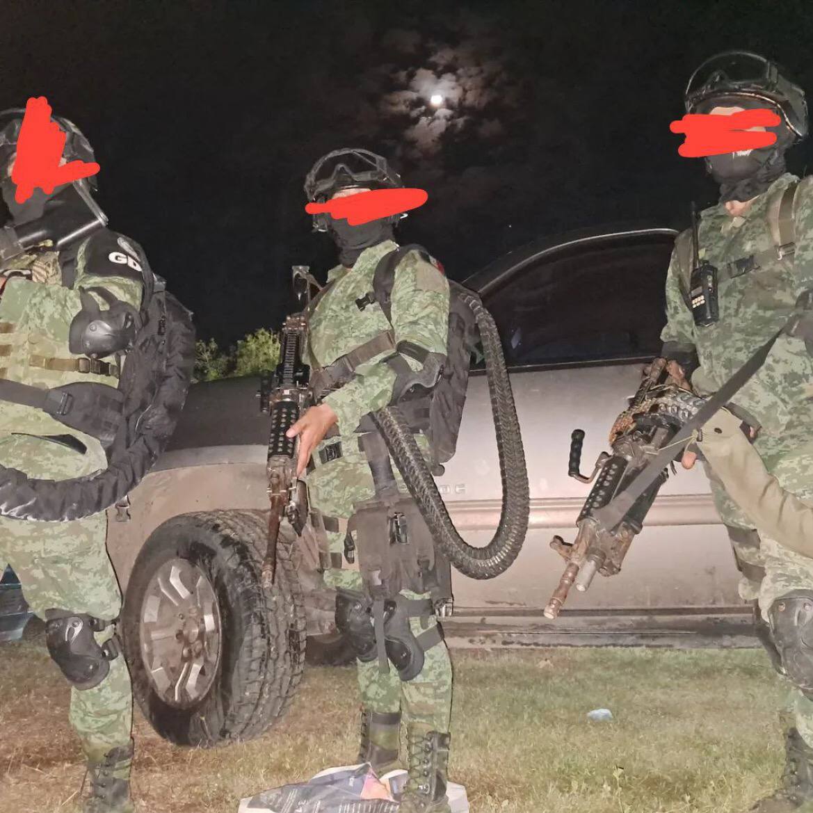 PopularFront_'s tweet image. 🇲🇽 #Mexico: CJNG sicarios seen equipped with backpack-fed ammunition systems capable of carrying around 1,000 rounds.

The weapons appear to be FN M249 light machine guns with 16-inch and 18.5-inch barrels, configured for fully automatic fire.

(📸 via @agentcondurito)