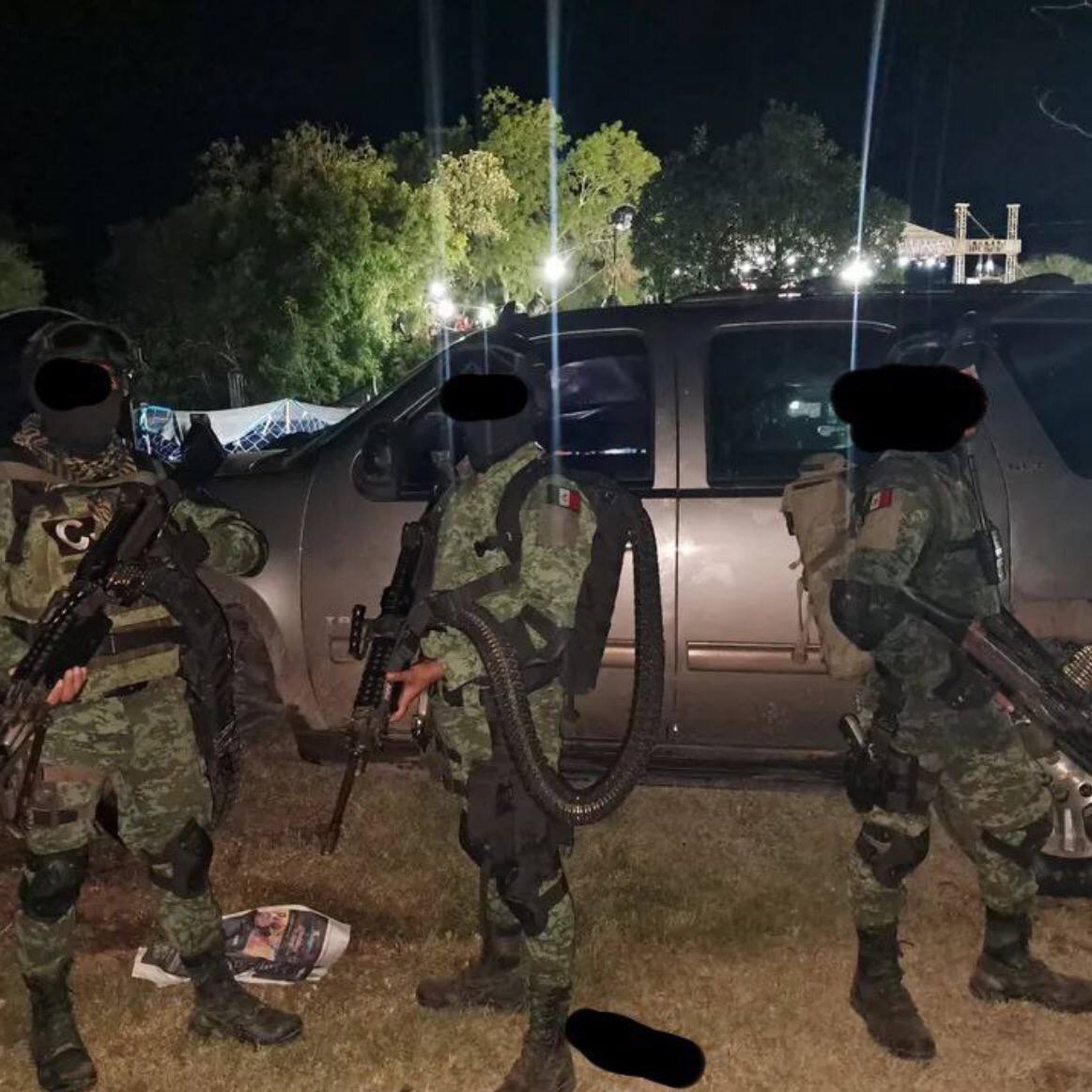 PopularFront_'s tweet image. 🇲🇽 #Mexico: CJNG sicarios seen equipped with backpack-fed ammunition systems capable of carrying around 1,000 rounds.

The weapons appear to be FN M249 light machine guns with 16-inch and 18.5-inch barrels, configured for fully automatic fire.

(📸 via @agentcondurito)