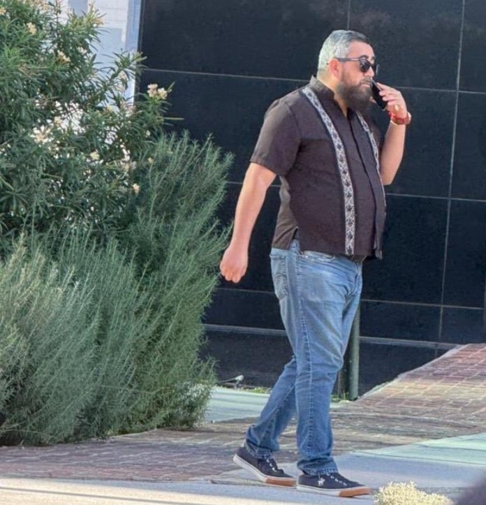 Esta persona acaba de estafar a una army vendiendole unos boletos falsos, la chava  estaba llorando mientras este wey corrio a subirse al camion, por favor si alguien lo conoce RT, por el centro de monterrey #BTS #BTS_WORLDTOUR_MEXICOCITY