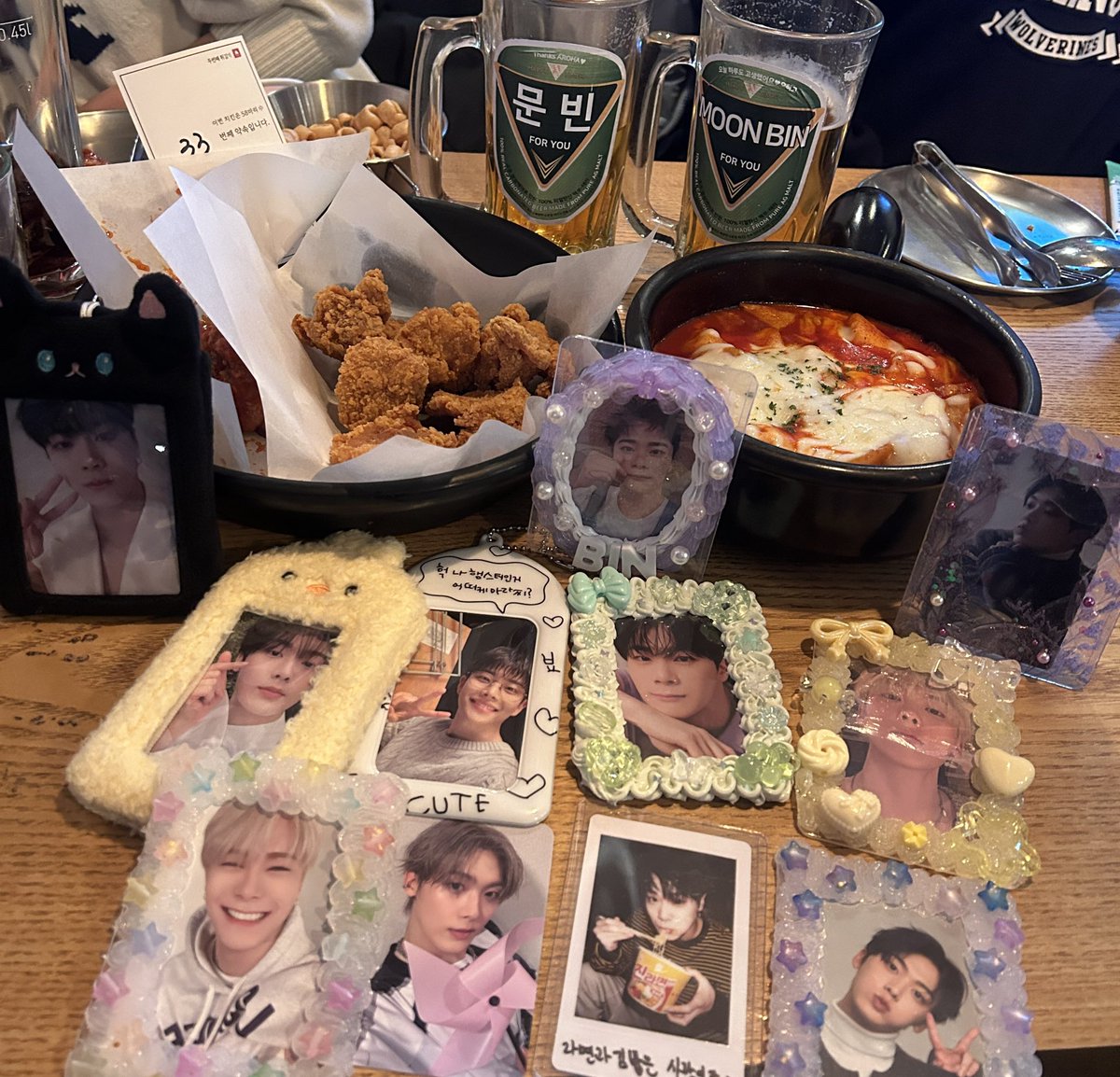 생카투어 끝나고 꽃까지 챙겨서 좋아하는 사람들과 조금의 눈물방울 곁들인 토크쇼•• 
행복하게꽉꽉채운문빈데이마무리<♡>

#영원히빛나는달_문빈_생일축하해