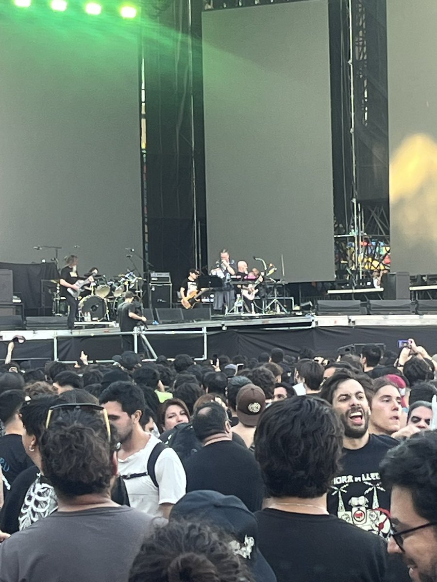 Qué buen recital de Mr Bungle, caóticos, intensos, desorden entendido, tremendos músicos, Mike Patton, personaje, #mrbungle #mikepatton