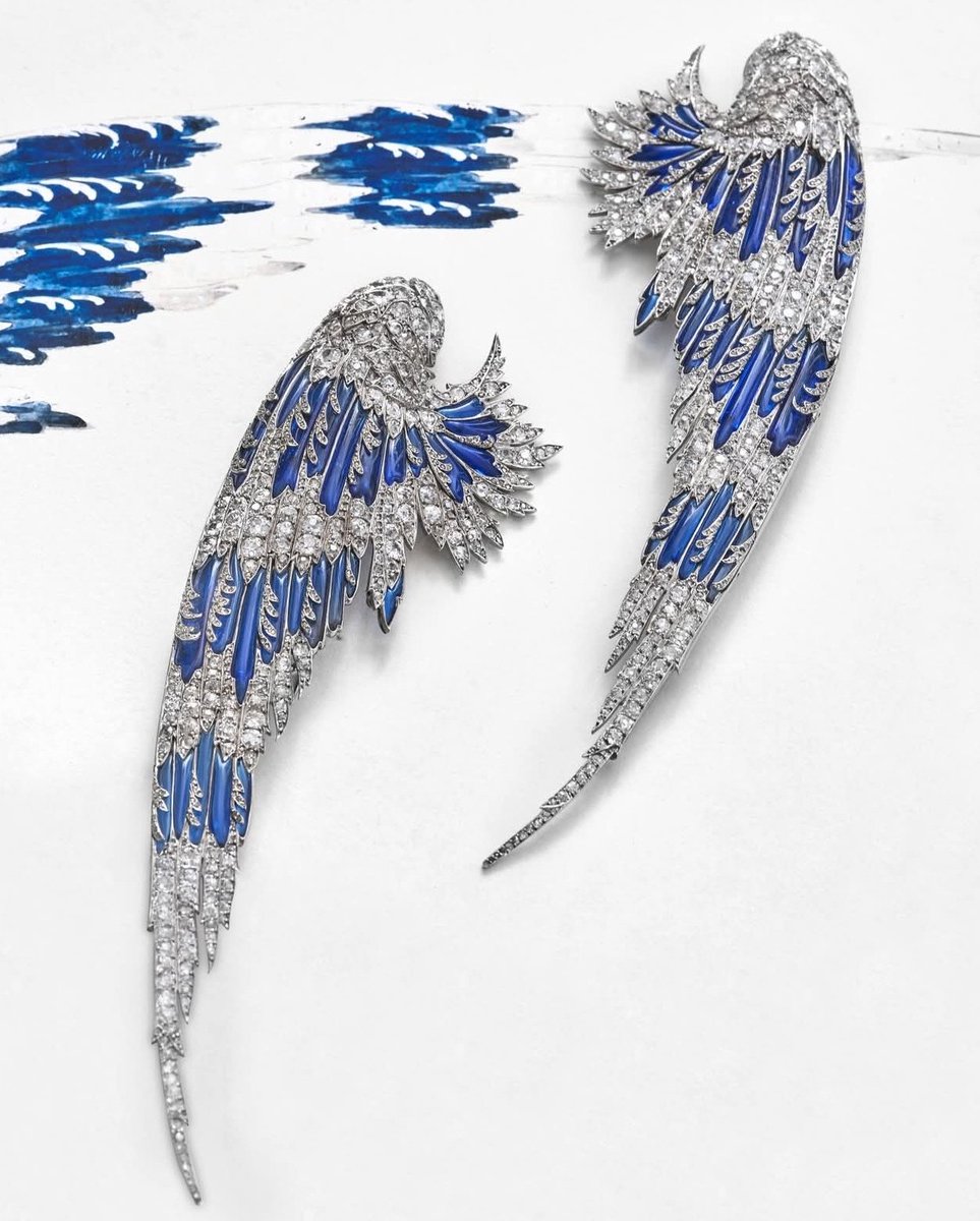 1910年に誕生した、ショーメ『Chaumet』の伝説的なティアラ。 驚くべきは、緻密な設計によって「ブローチ」としても身に纏えるトランスフォーマブルな仕組み。 当時の技術の粋を集めた、美しさと機能性が共存しています。